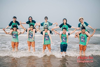 Bộ ảnh cực lạ của nhóm trẻ "làm loạn" bãi biển Cửa Lò