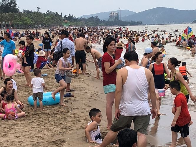 Hàng vạn người đổ về Cửa Lò tránh nóng
