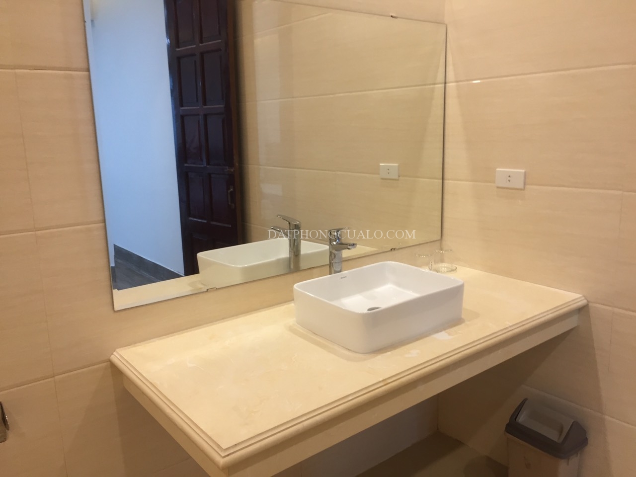 khach-san-sen-vang-cua-lo-phong-tam2