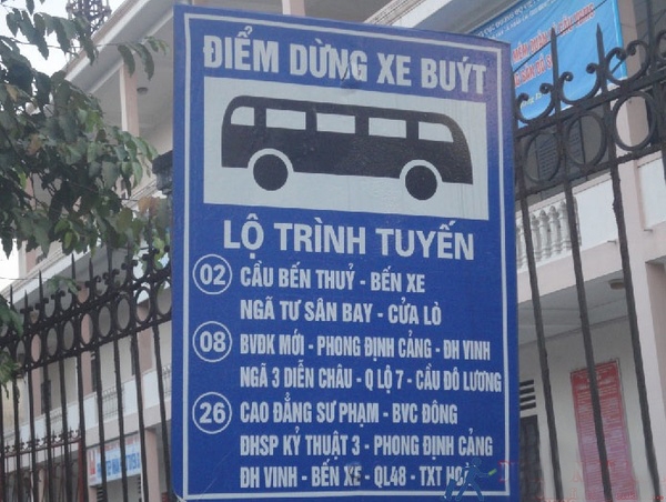 xe_bus_cua_lo_vinh_nguoc_lai