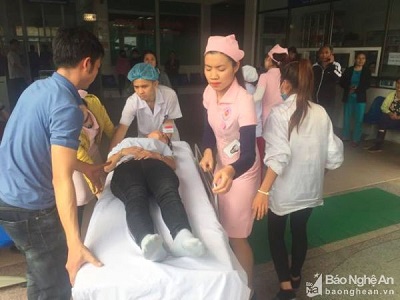 Nóng:Nghi ngộ độc, hàng chục công nhân nhập viện ở KCN Nam Cấm