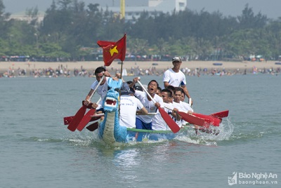 Sôi nổi hội đua thuyền trên biển Cửa Lò