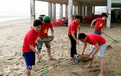 Cửa Lò ra quân dọn dẹp vệ sinh sau kỳ nghỉ lễ