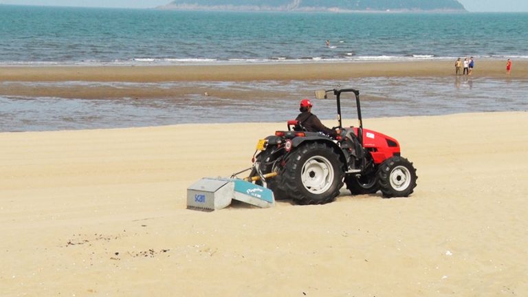 Bãi biển Cửa Lò được làm sạch bằng máy sàng cát