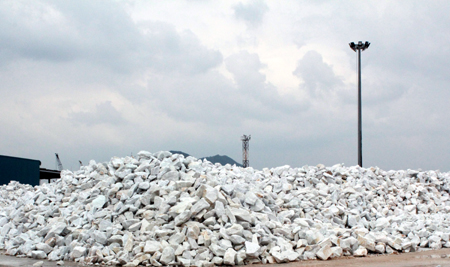 Nghi Thủy: Bụi đá trắng xóa khu vực dân cư, hàng trăm người kêu trời vì ô nhiễm