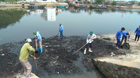 Nghi Thủy tăng cường công tác thu gom, xử lý rác thải tại chợ bến cá