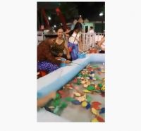 Cụ bà câu cá ở Công viên thiếu nhi Cửa Lò.